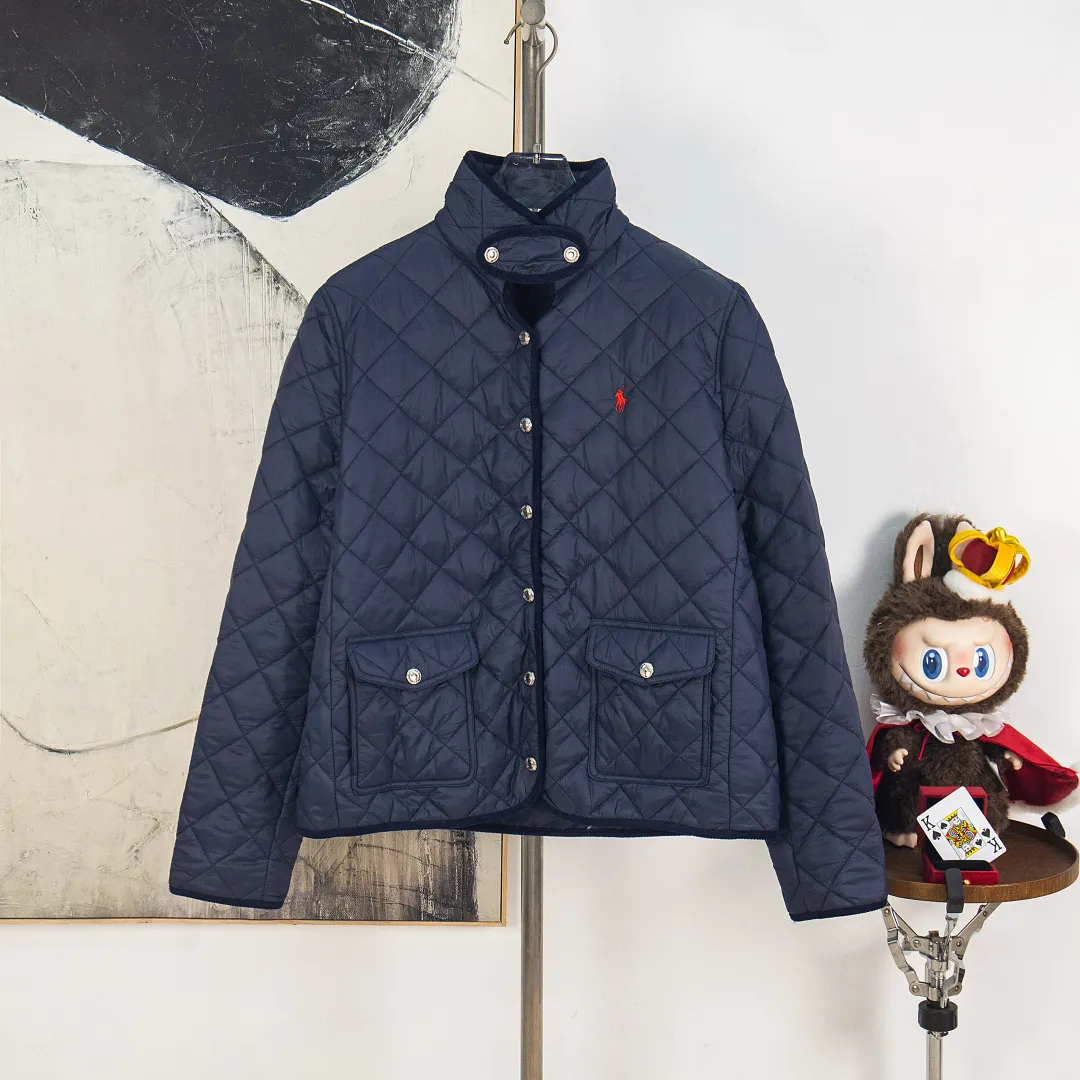 P390 zp version [Exclusive supply] Ralph Lauren/Ralph Lauren 2025aw autumn and winter popular items diamond-shaped quilted embroidered corduroy strips imitation feather jacket jacket Correct three-pocket version Slight waist design Free matching neckline ✅ Facial filling imitation feather cotton Three-in-one diamond-shaped quilted embroidery Soft and comfortable ✅ Customized double-circle brand hardware buckle back waist freely adjustable elastic design ✅ RL three-color diamond plaid cotton jacket 100% restoration Corduroy strips running through the whole body, no knots and overlaps, artificial curling, fine workmanship, highly recommended, a rare cotton jacket that does not look bloated, can be worn as an inner layer in the north, can be worn with multiple necklines, elastic waistline on the back, freely adjustable waist, matte memory technology on the face, giving a cotton feel, not to be missed, highly recommended, color: black, white, gray green, khaki, navy, size: S M L XL, number: WW10951